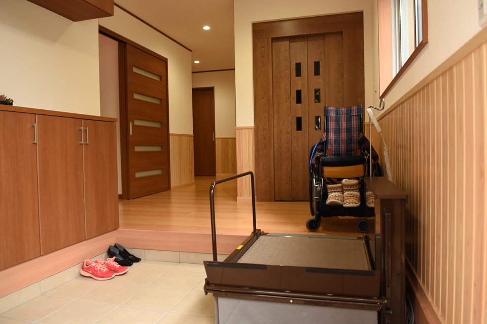 静岡市葵区のモダンな住宅　玄関と車椅子