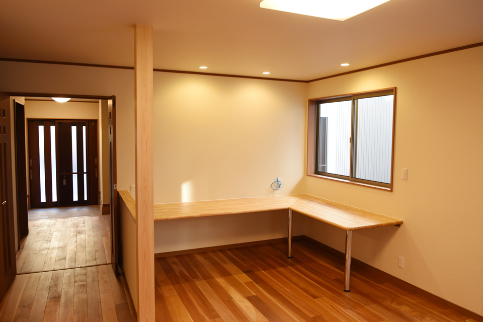 静岡市駿河区　ブラウンを基調とした家　学習スペース