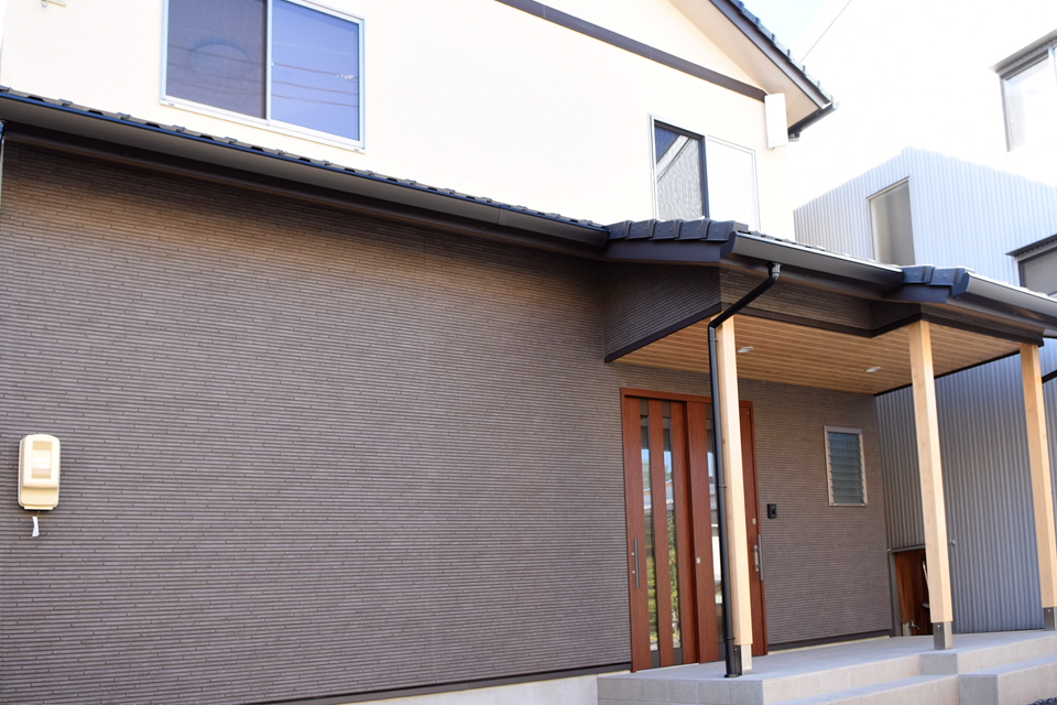 静岡市駿河区　ブラウンを基調とした家　玄関別角度